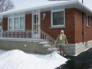 Hermanda Burger vor ihrem Haus in Port Colborne - Kanada