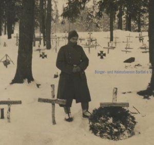 Deutscher Soldat am Grab eines gefallenen Kameraden.